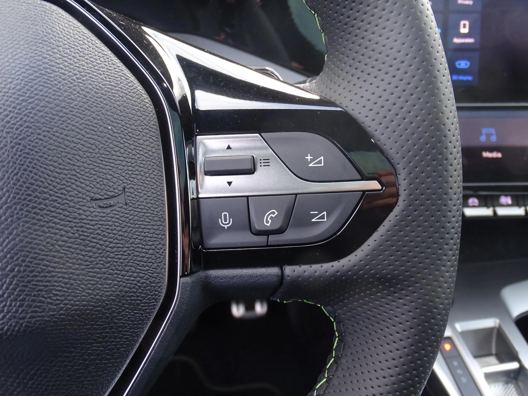 Peugeot-408-image-25