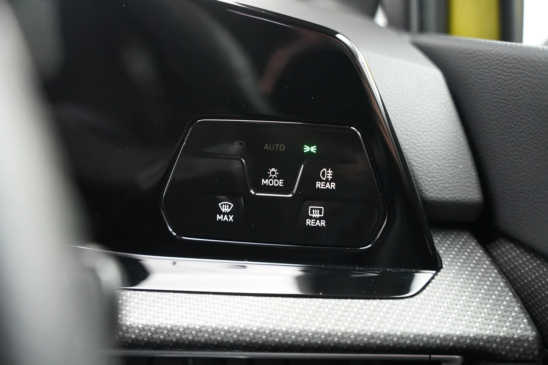 Volkswagen-Golf-image-19