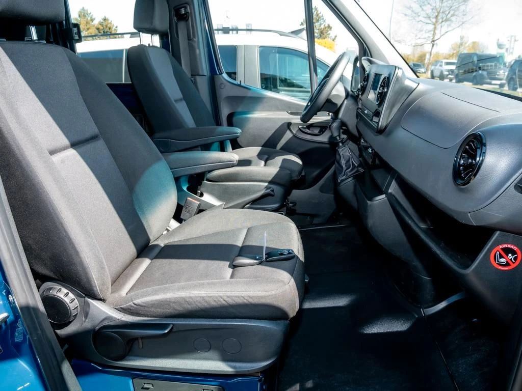 Mercedes-Benz-Sprinter 215-image-11