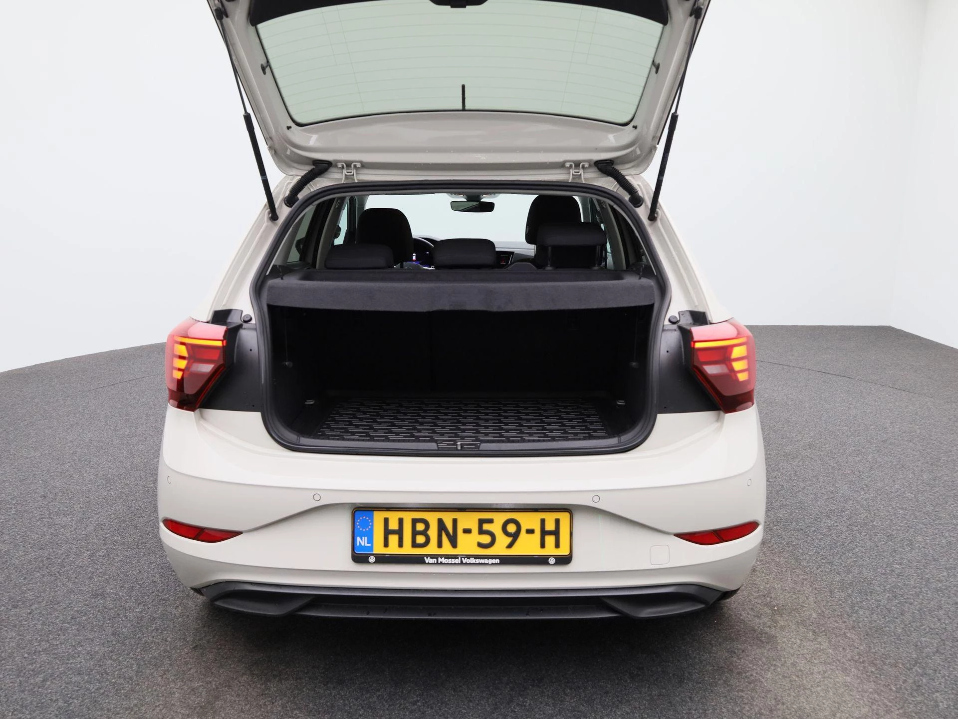 Volkswagen-Polo-image-10
