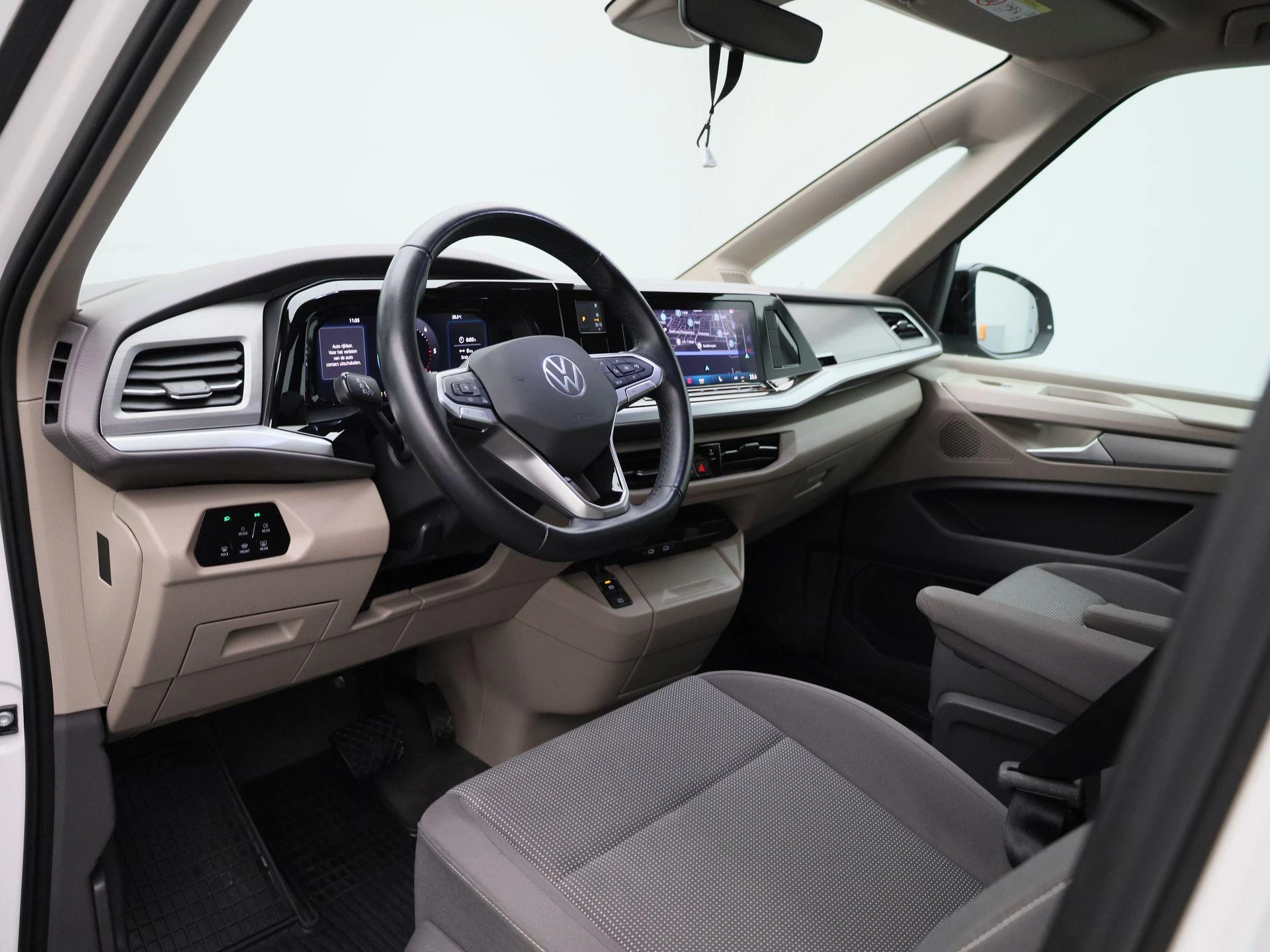 Volkswagen-Multivan-image-32