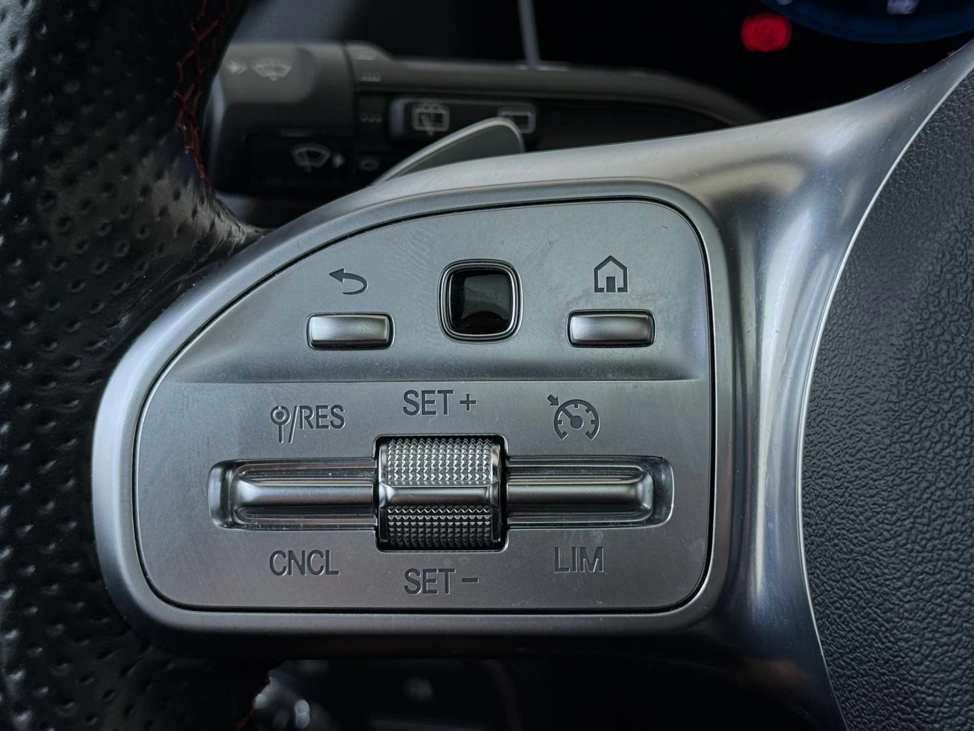 Mercedes-Benz-GLA-image-12