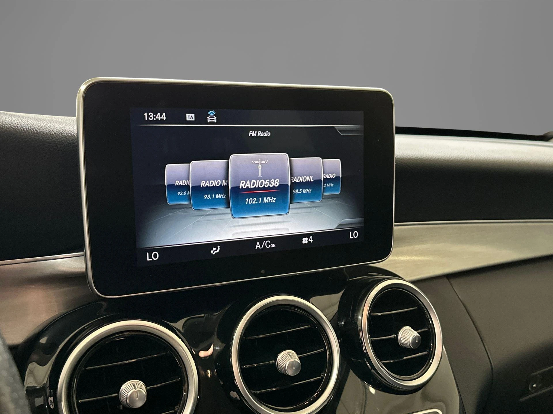 Mercedes-Benz-C-Klasse-image-25
