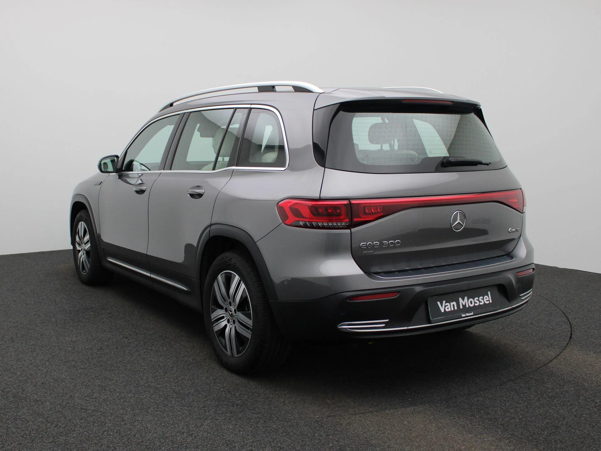 Mercedes-Benz-EQB-image-1