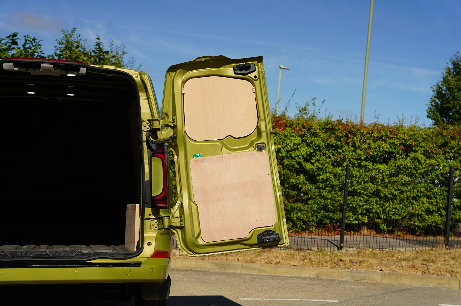 Volkswagen-Transporter-image-29