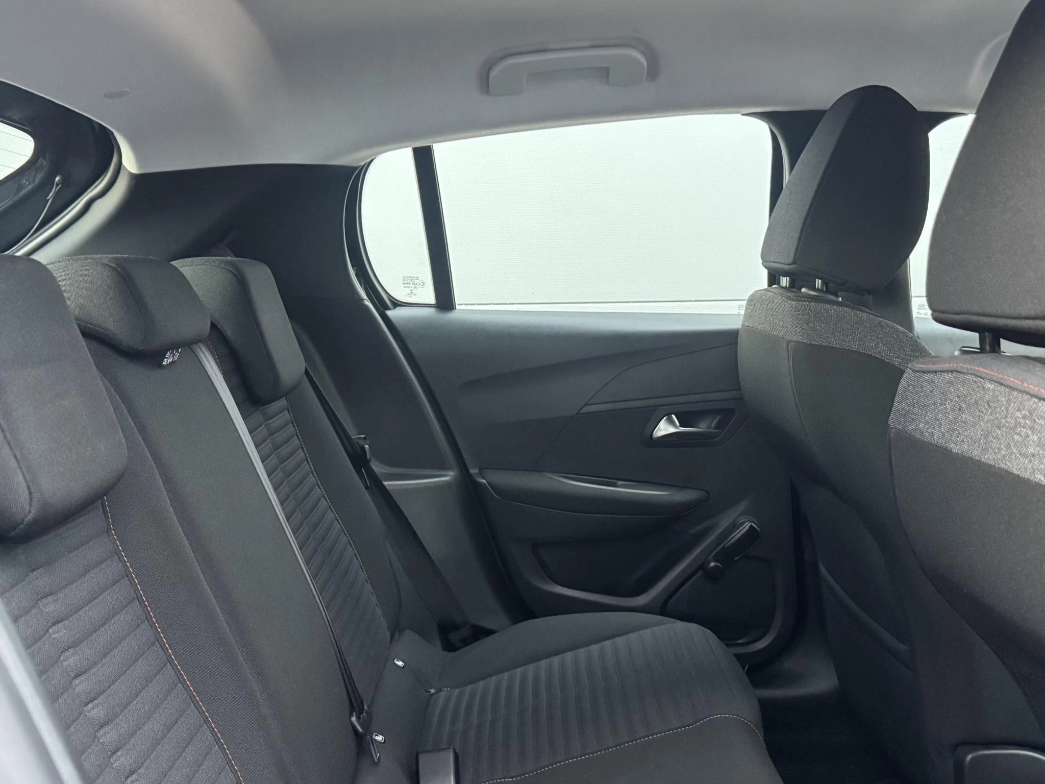 Peugeot-208-image-27