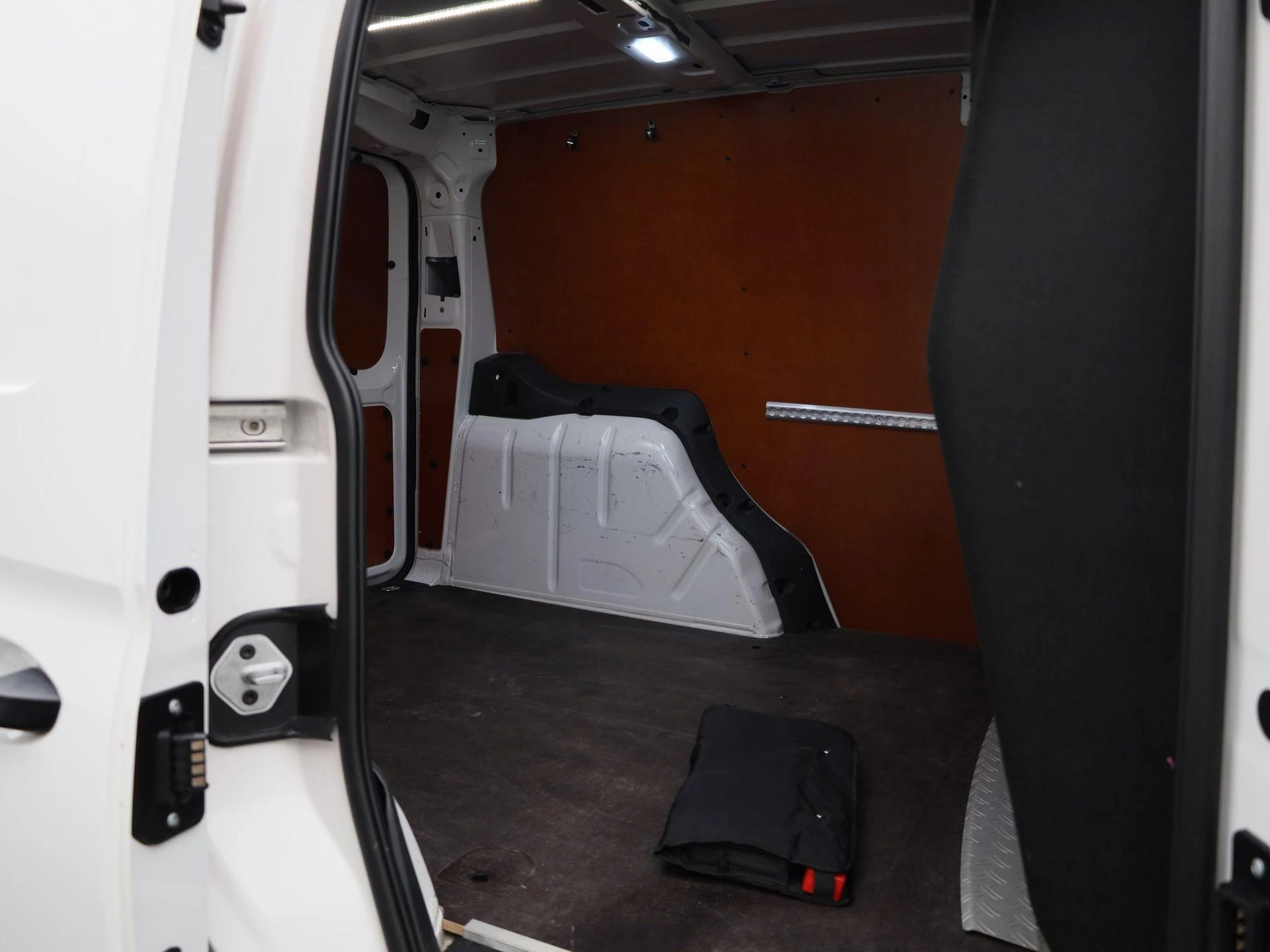 Volkswagen-Caddy-image-11