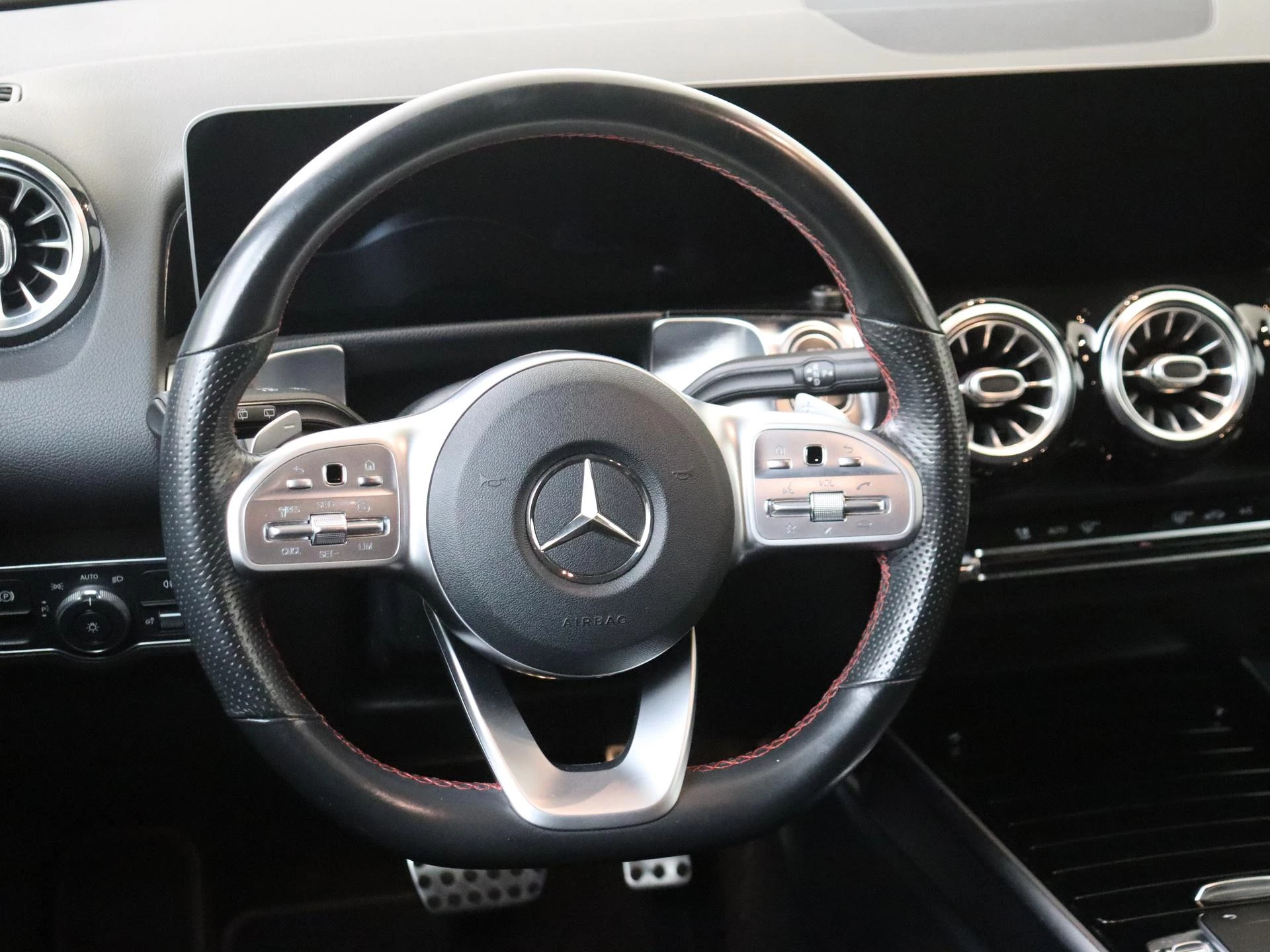 Mercedes-Benz-GLB-image-14
