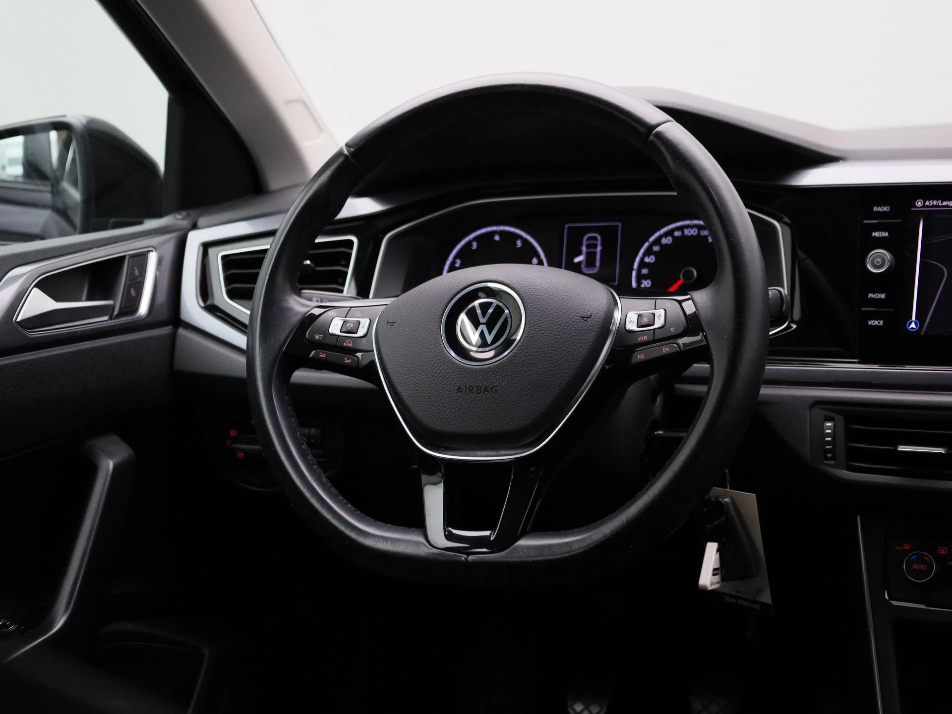 Volkswagen-Polo-image-9