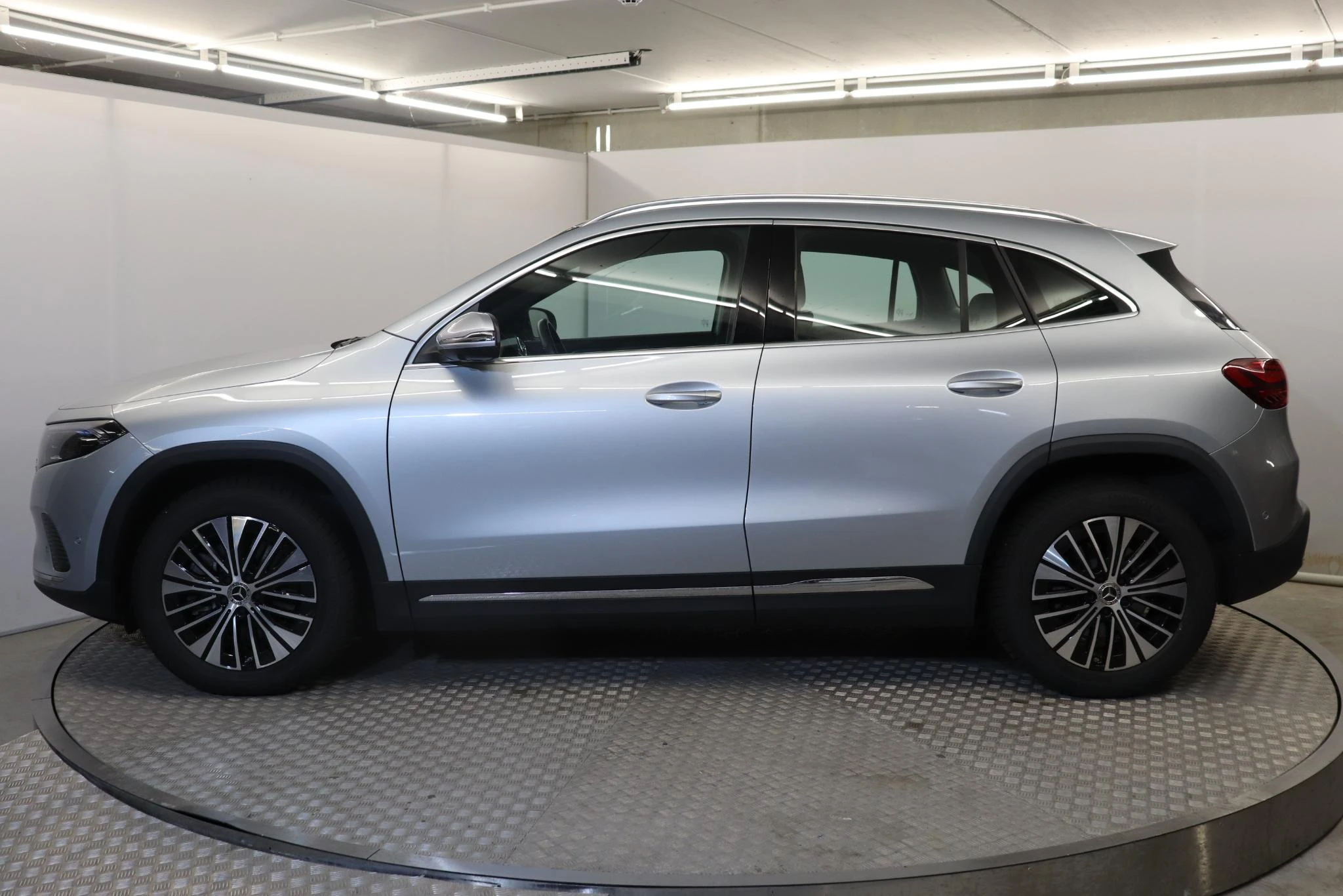 Mercedes-Benz-EQA-image-2