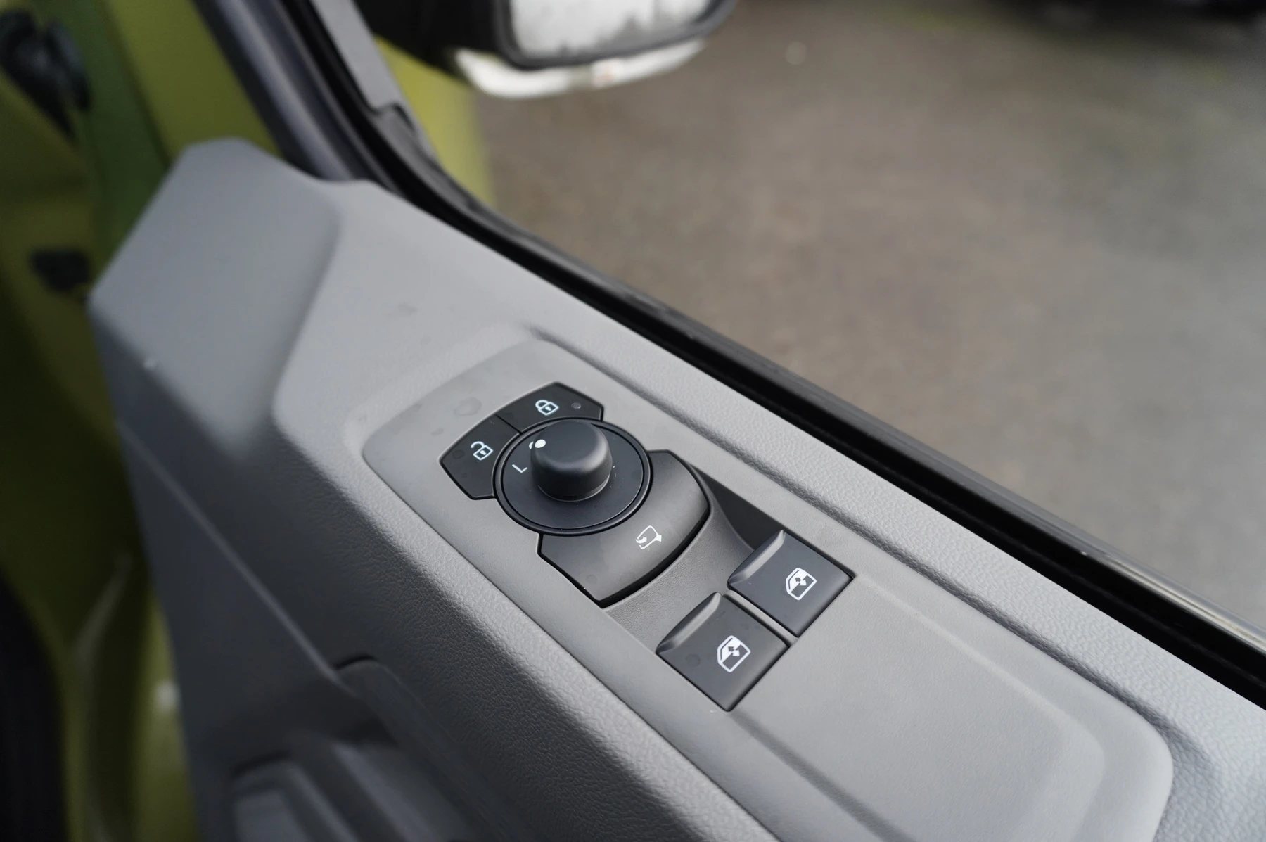 Volkswagen-Transporter-image-35