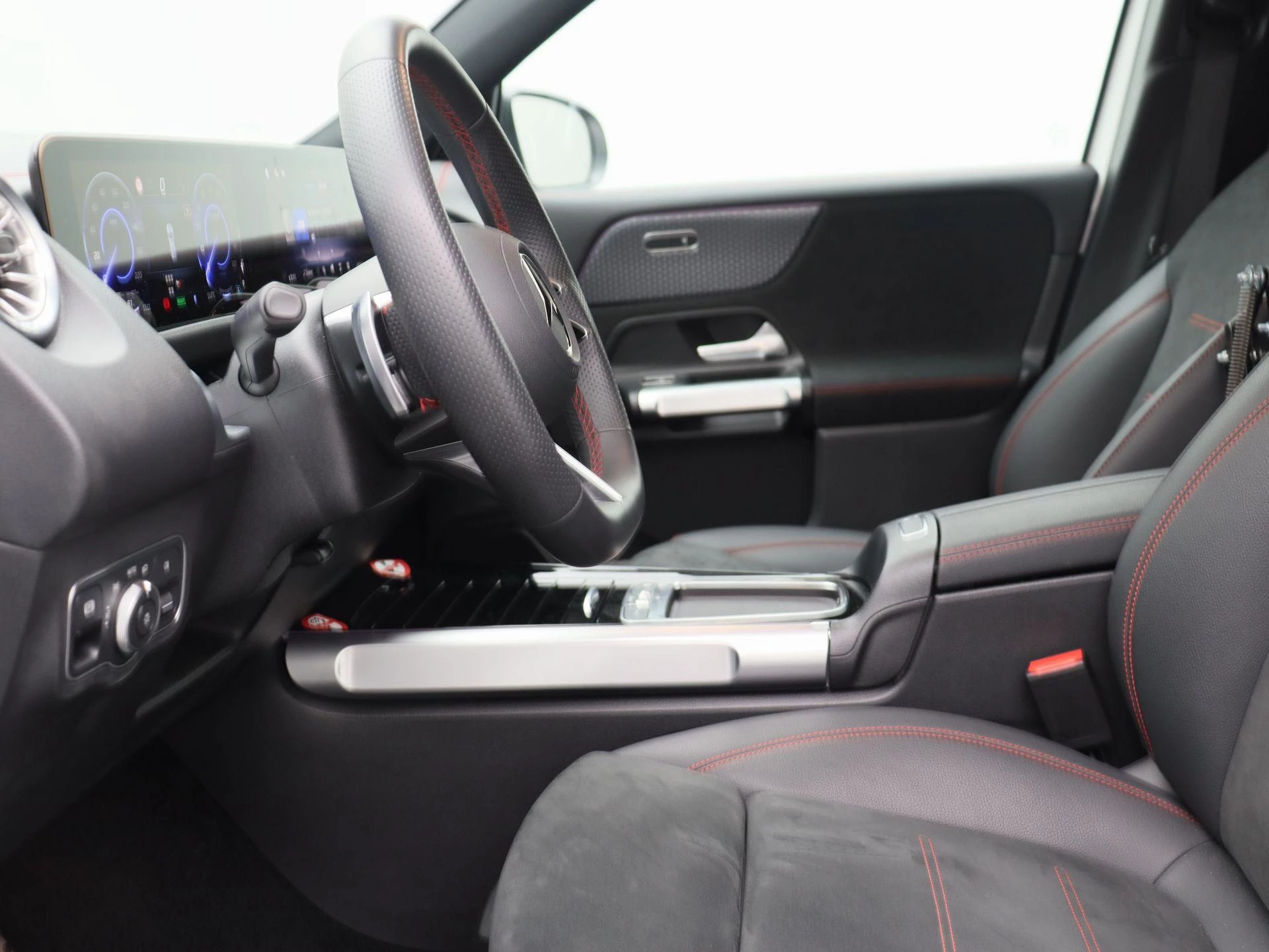 Mercedes-Benz-EQB-image-13