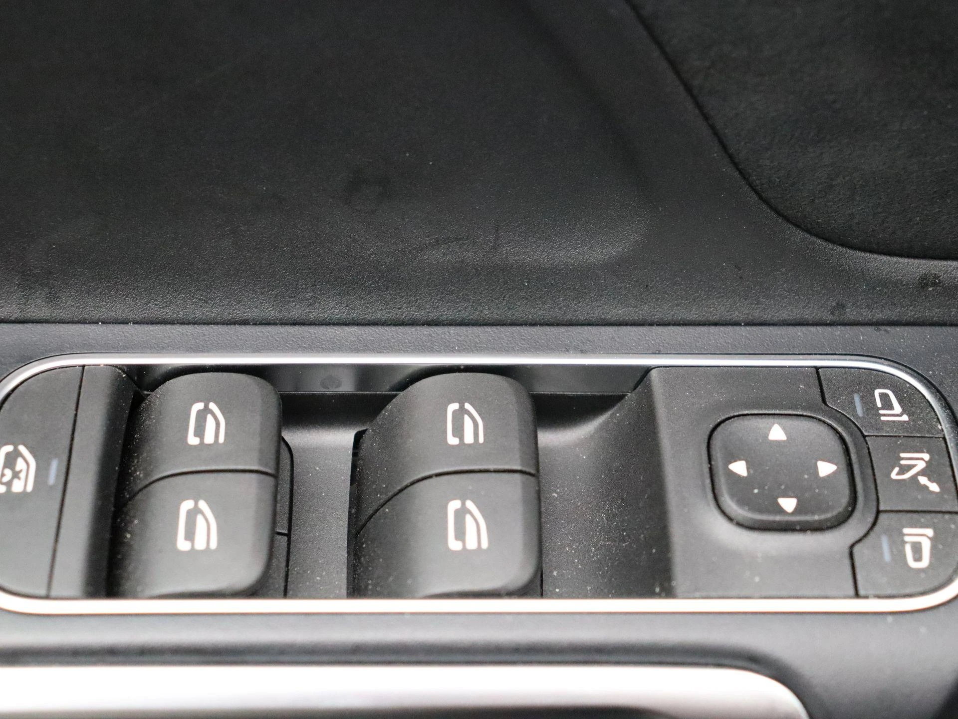 Mercedes-Benz-EQB-image-9
