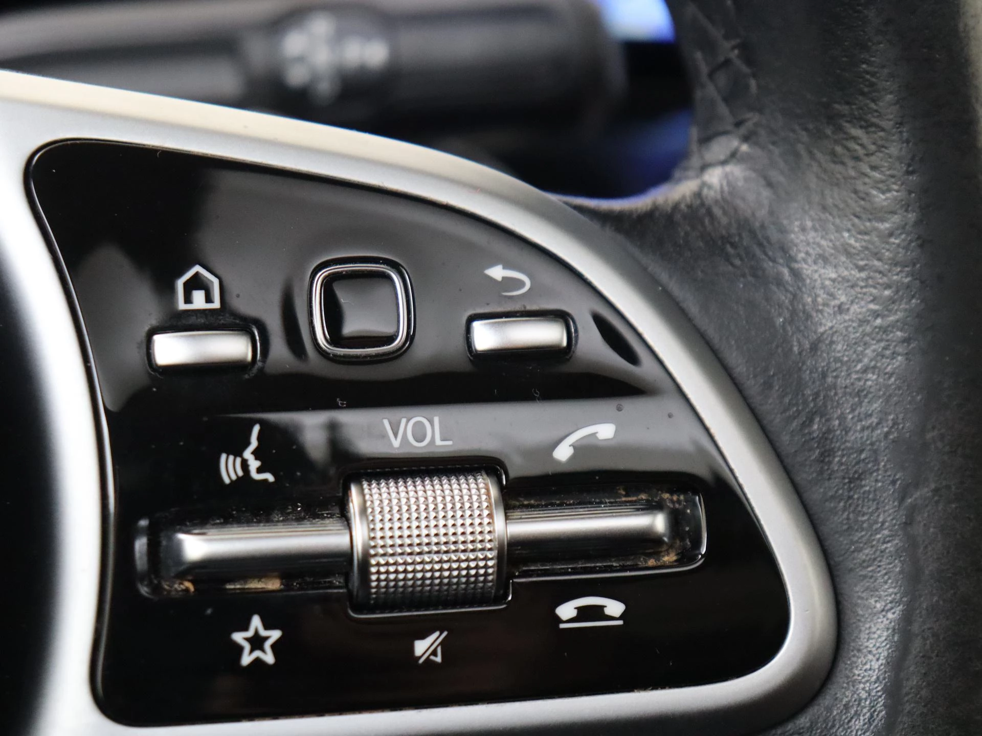Mercedes-Benz-GLB-image-13