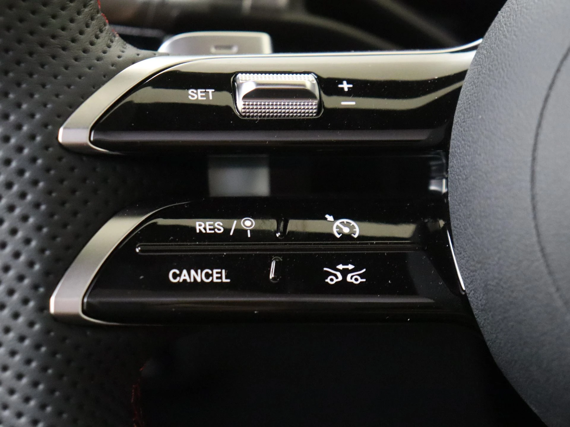 Mercedes-Benz-GLB-image-11