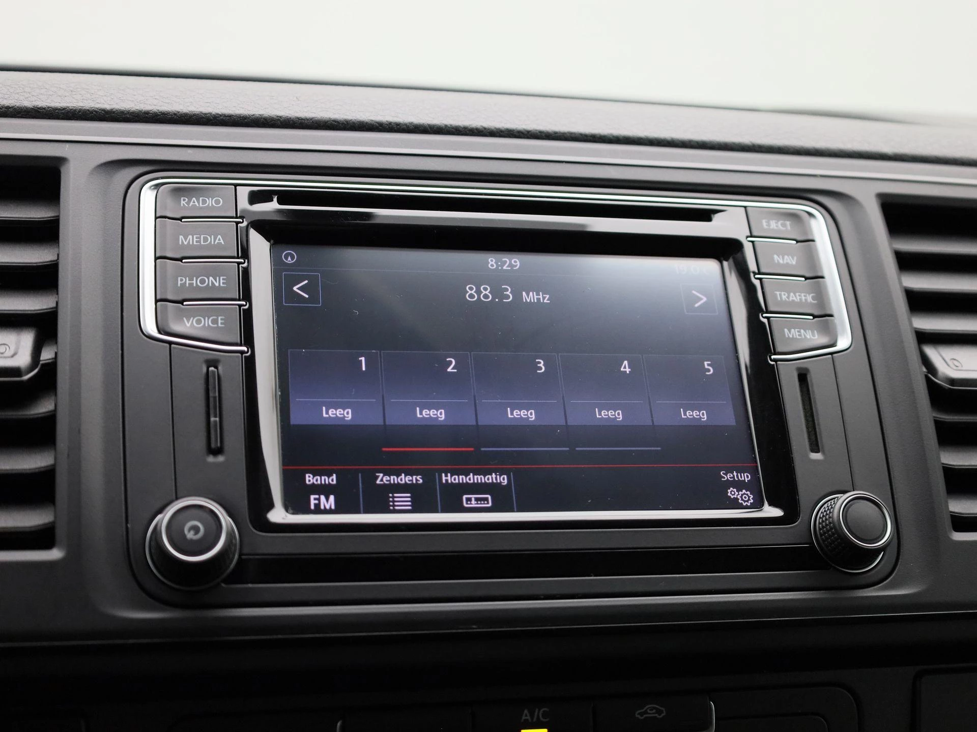 Volkswagen-Transporter-image-23