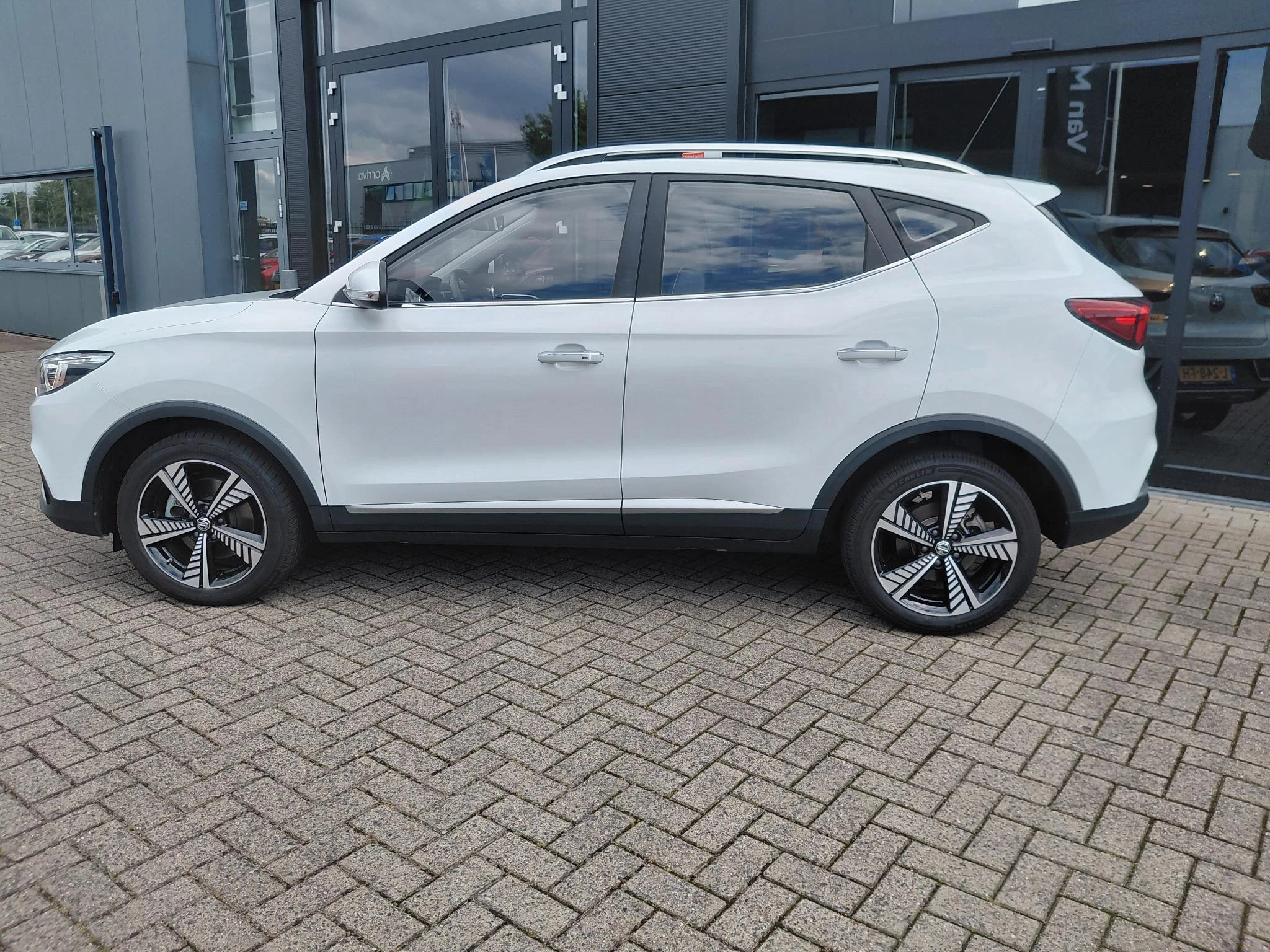 MG-ZS EV-image-2
