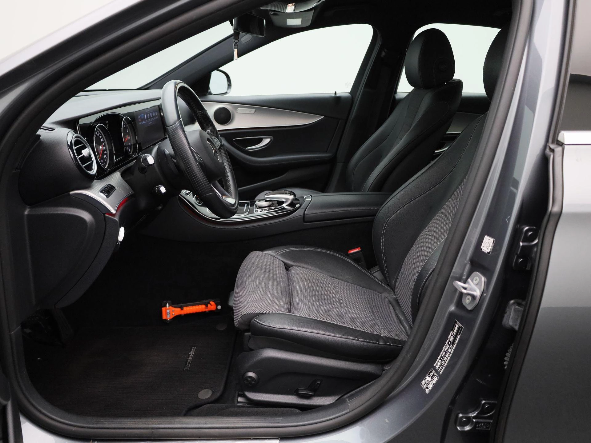 Mercedes-Benz-E-Klasse-image-8