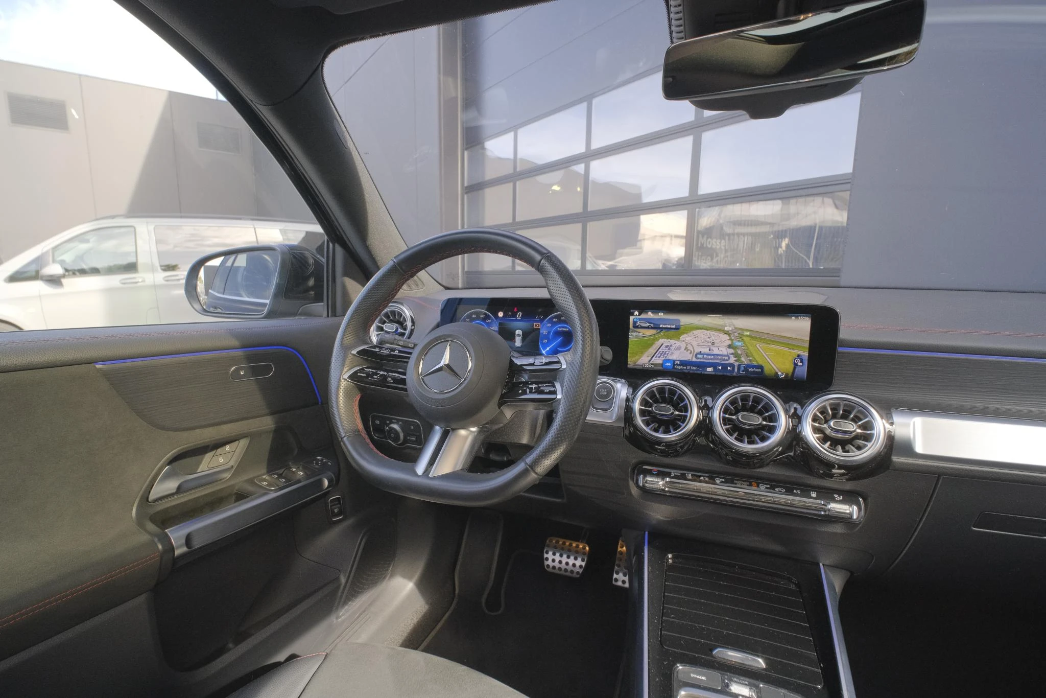 Mercedes-Benz-EQB-image-14