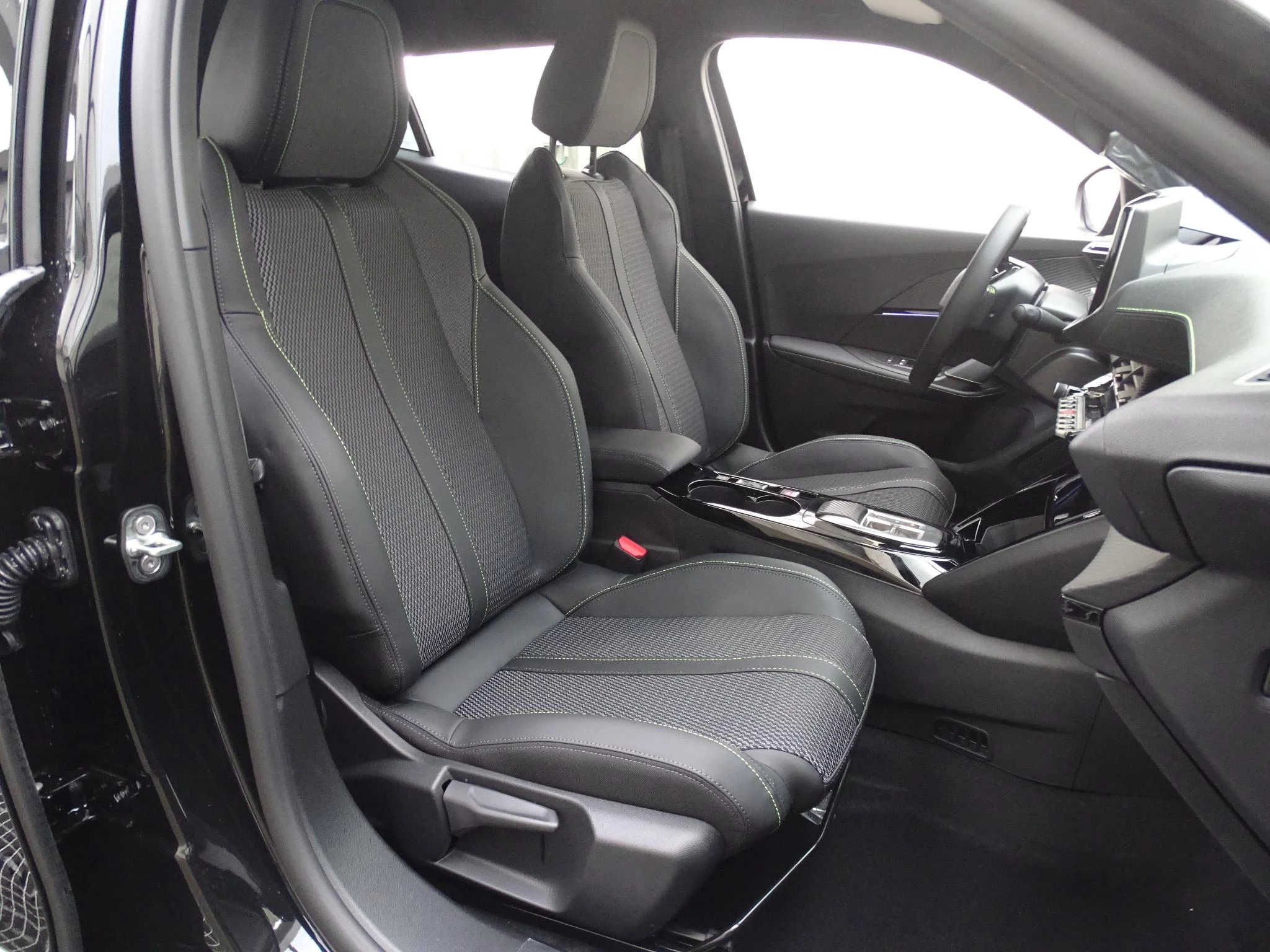 Peugeot 2008 1.2 HYBRID 145 e-DSC6 GT
