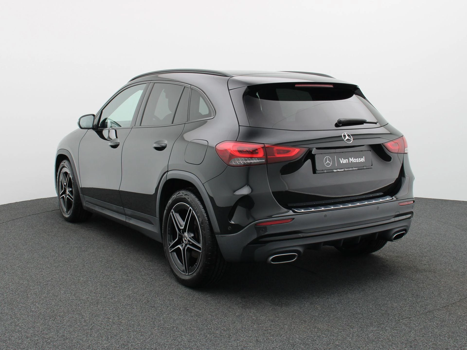 Mercedes-Benz GLA 180 AMG Line + NIGHTPAKKET + SENSOREN + CAMERA +