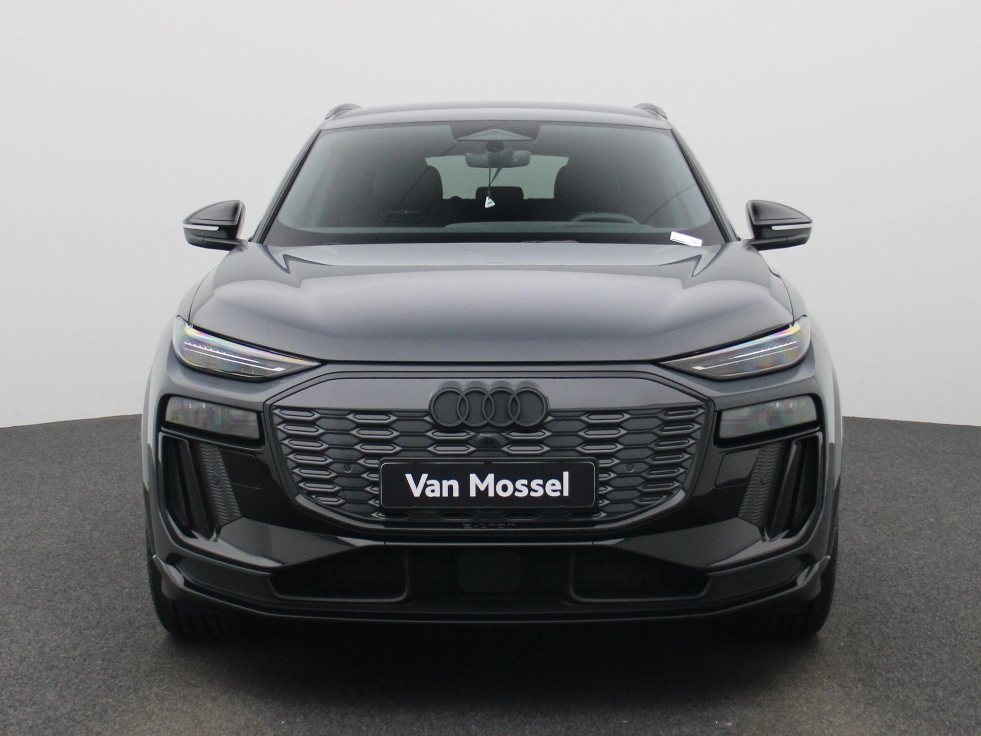 Audi-Q6 e-tron-image-1