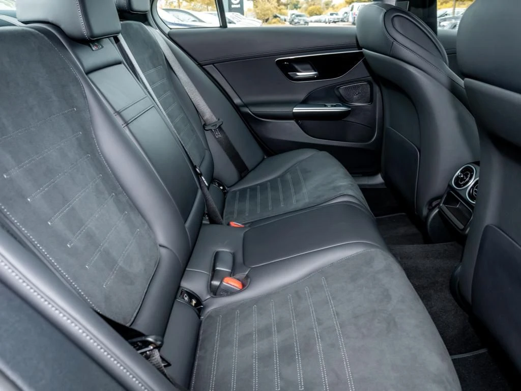 Mercedes-Benz-C-Klasse 300-image-12