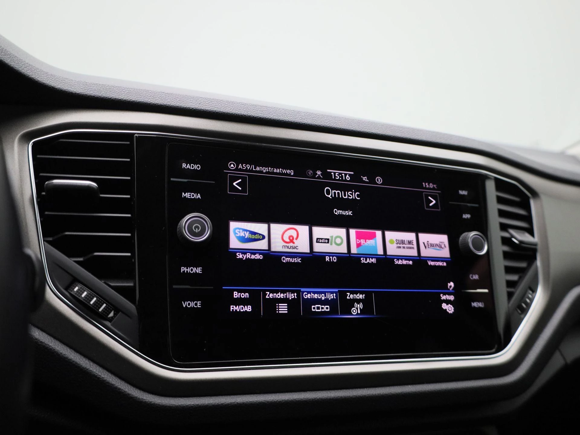 Volkswagen-T-Roc-image-25