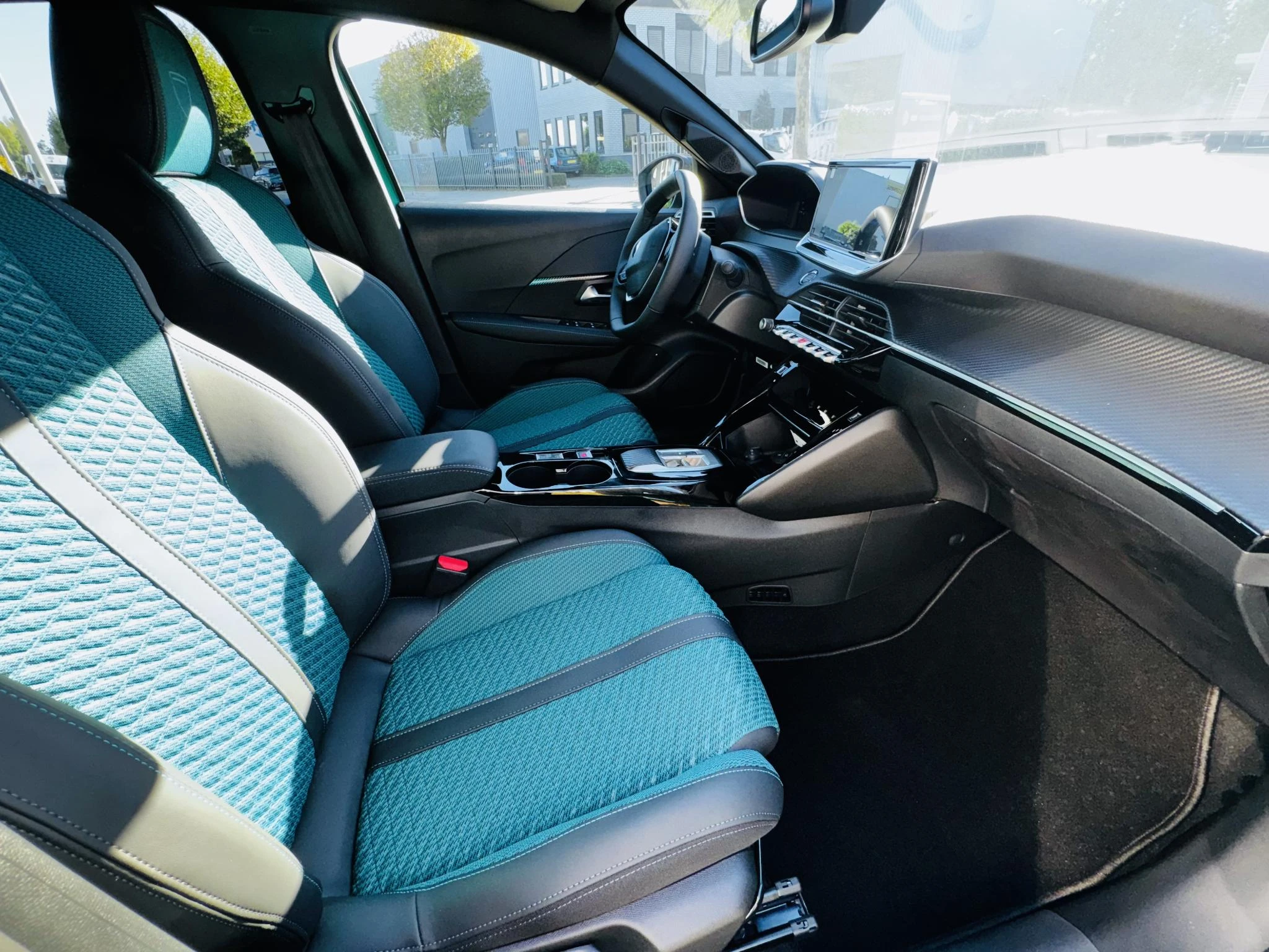 Peugeot-208-image-28