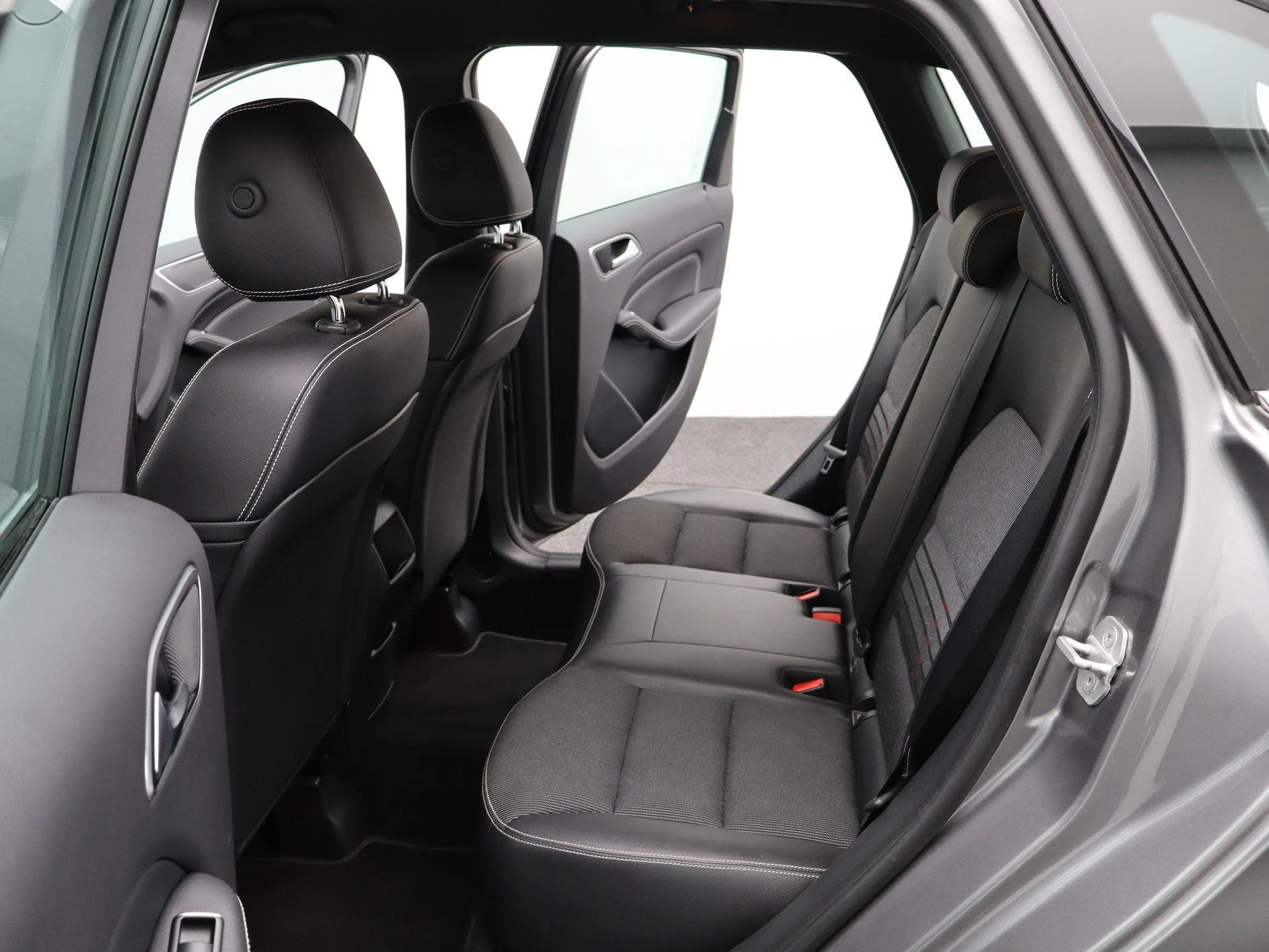 Mercedes-Benz-B-Klasse-image-11