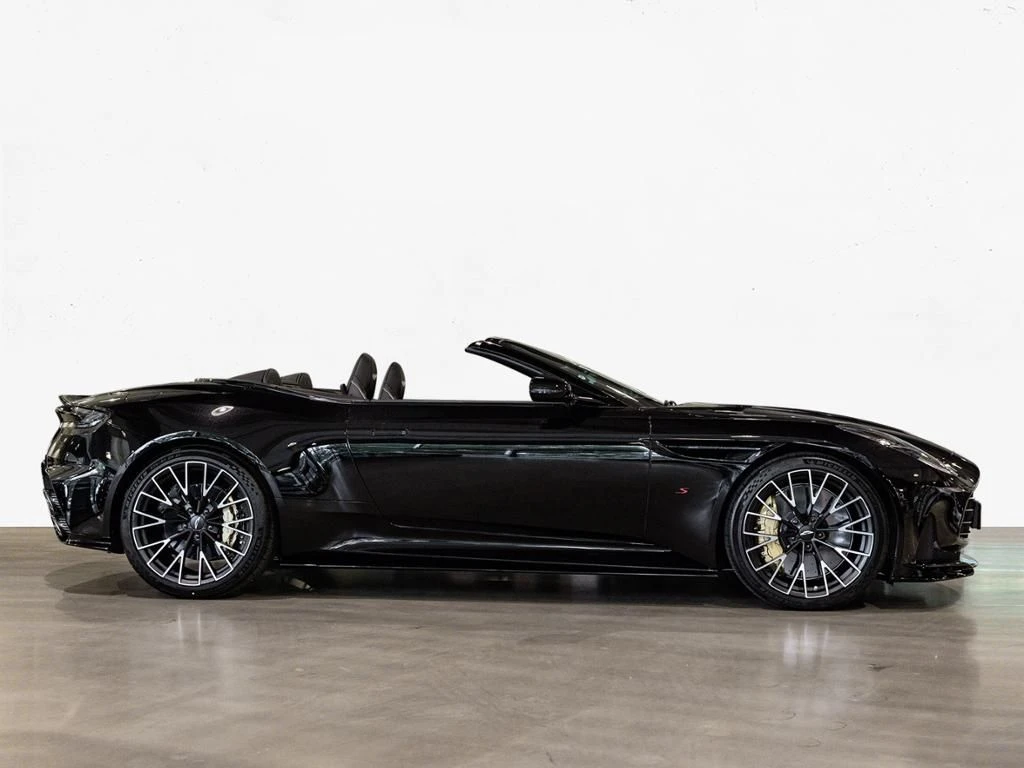 Aston Martin-DB12-image-14