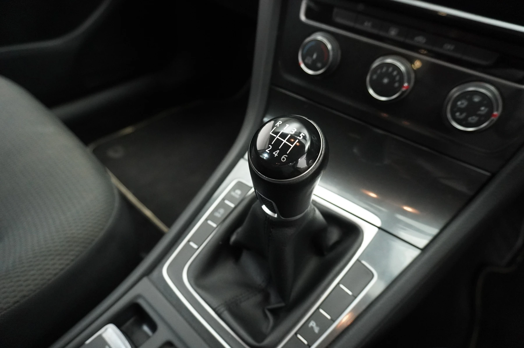 Volkswagen-Golf-image-33