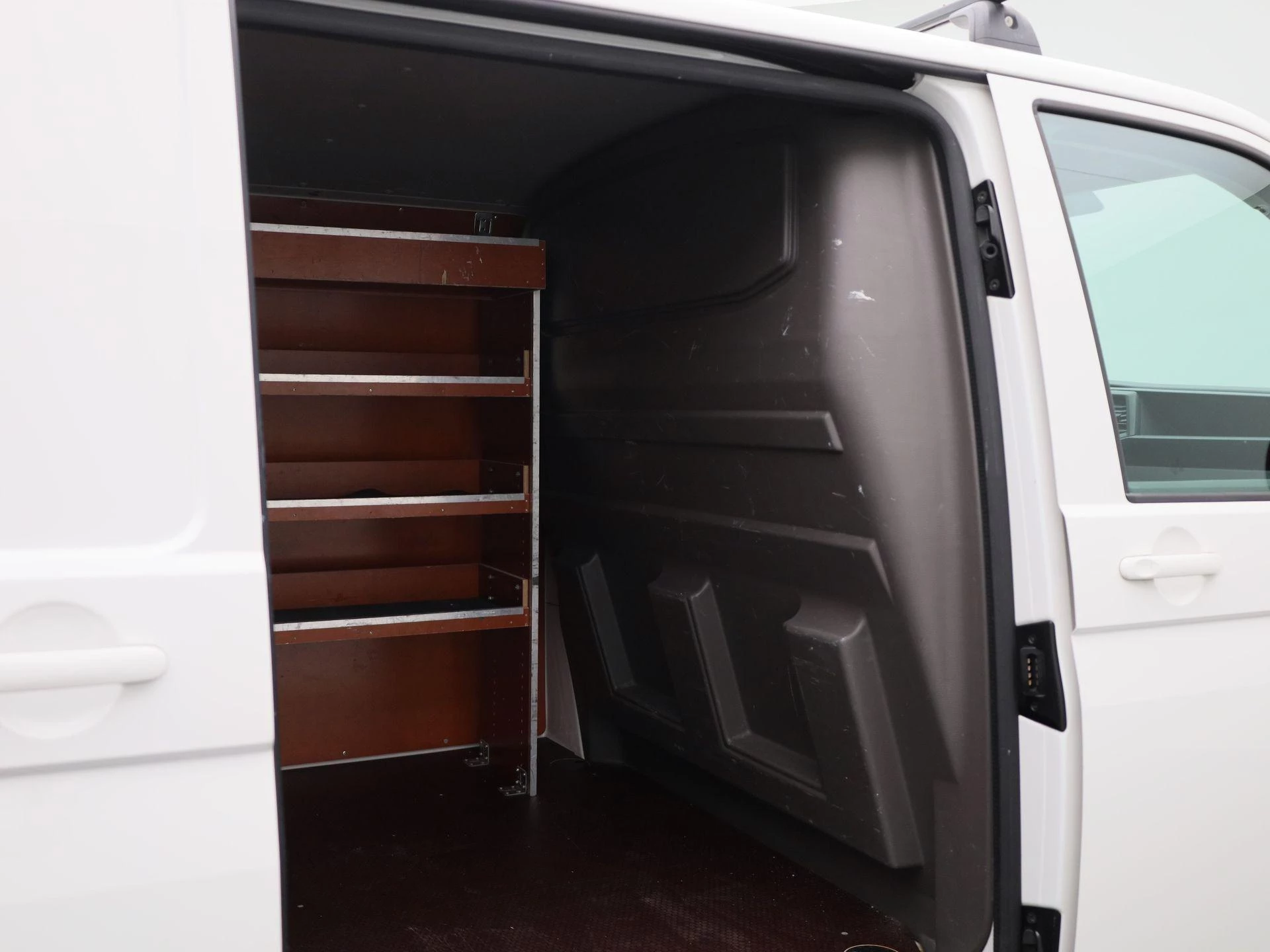 Volkswagen-Transporter-image-13