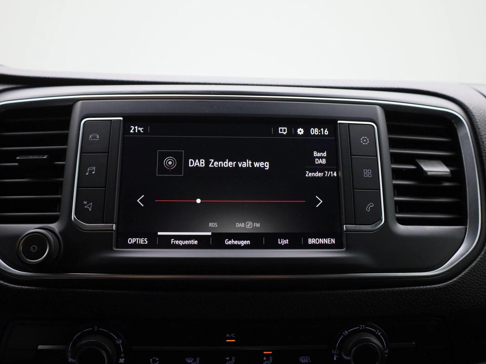 Opel-Vivaro-image-21