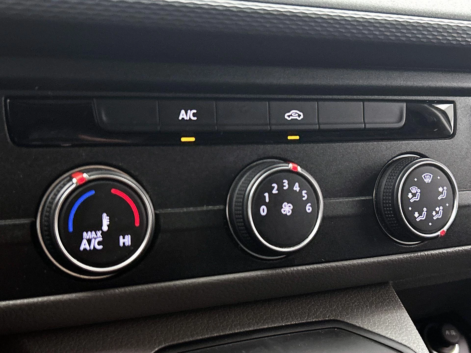 Volkswagen-Transporter-image-17