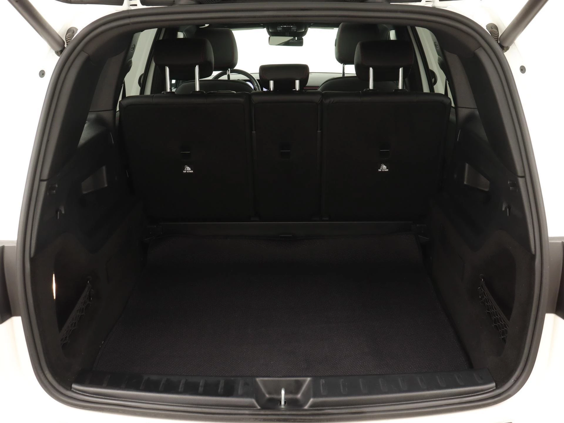 Mercedes-Benz-GLB-image-10