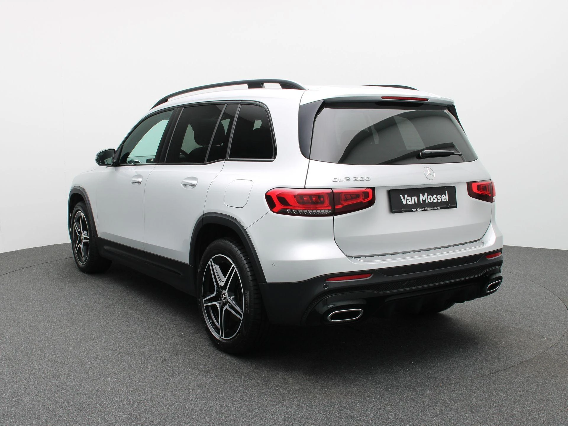 Mercedes-Benz-GLB-image-1