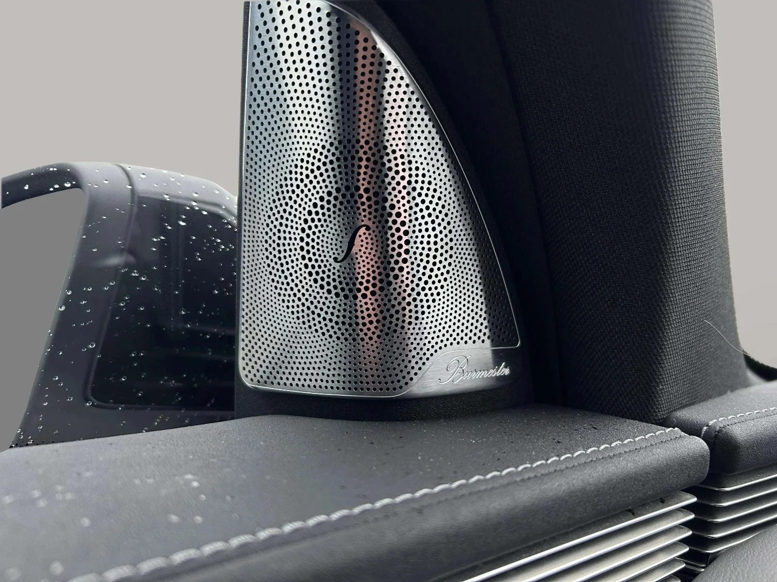 Mercedes-Benz-EQC-image-11