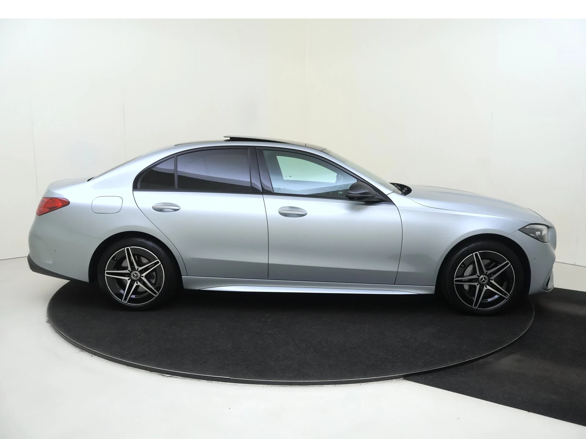 Mercedes-Benz-C-Klasse-image-8