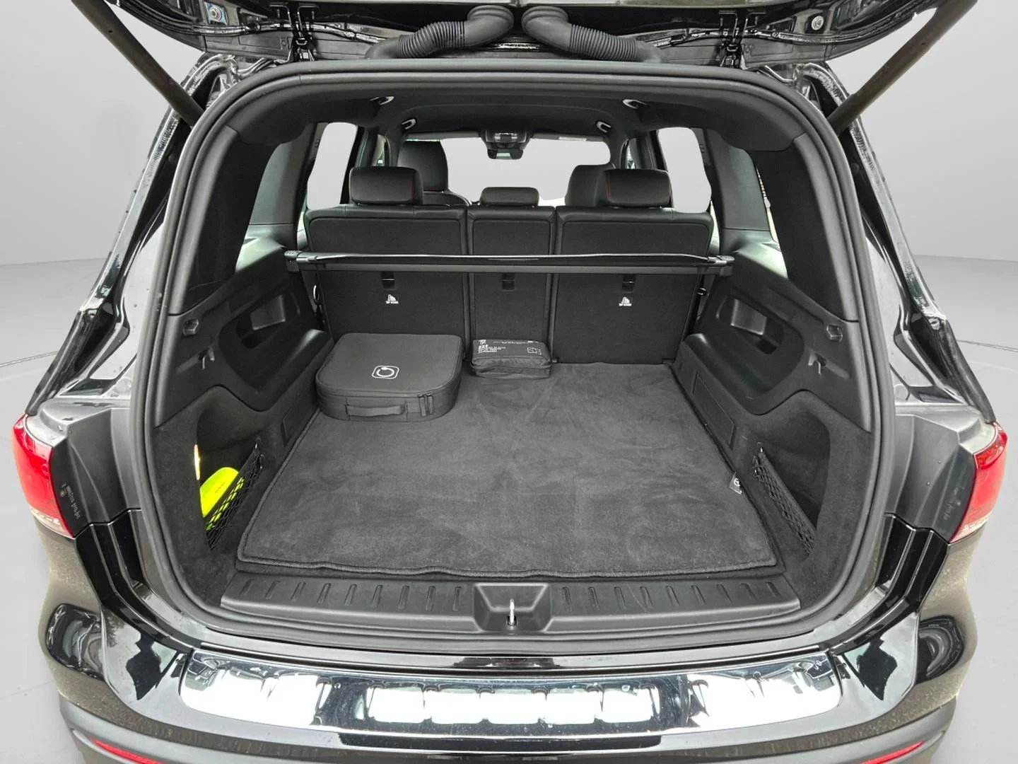 Mercedes-Benz-EQB-image-11