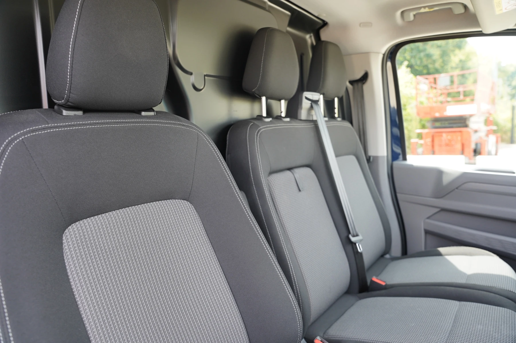 Volkswagen-Transporter-image-8