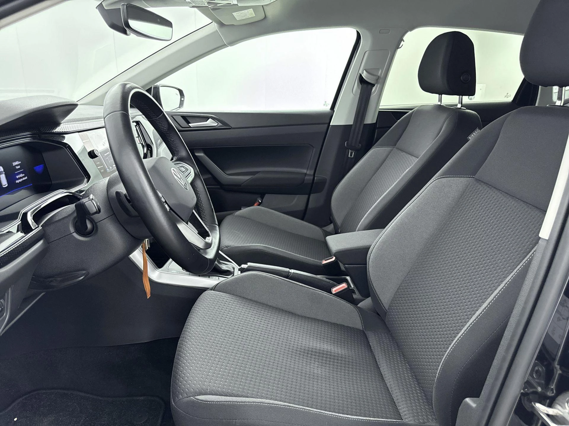 Volkswagen-Polo-image-9