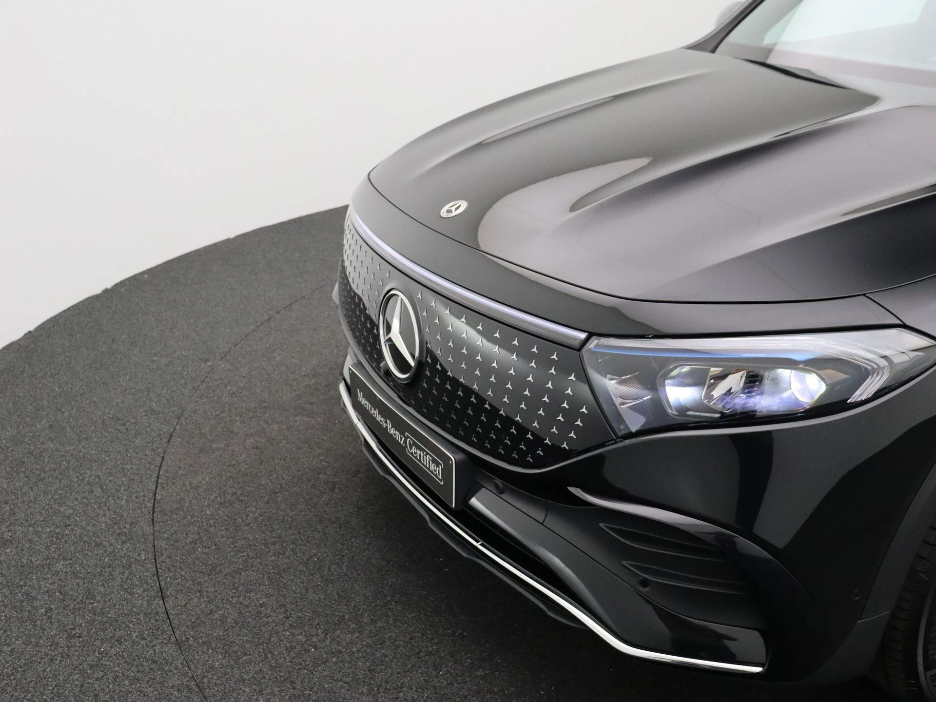 Mercedes-Benz-EQB-image-31