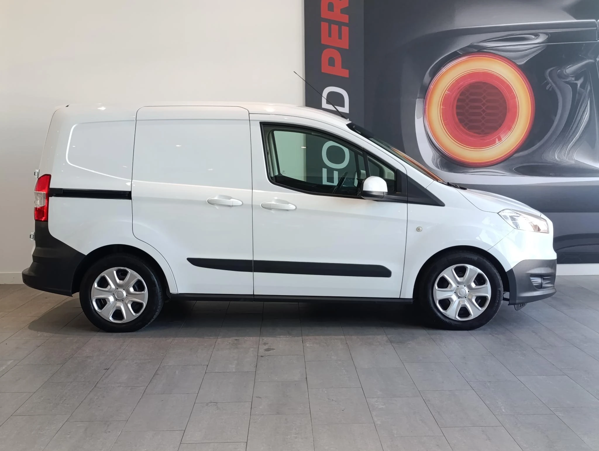 Ford-Transit Courier-image-4