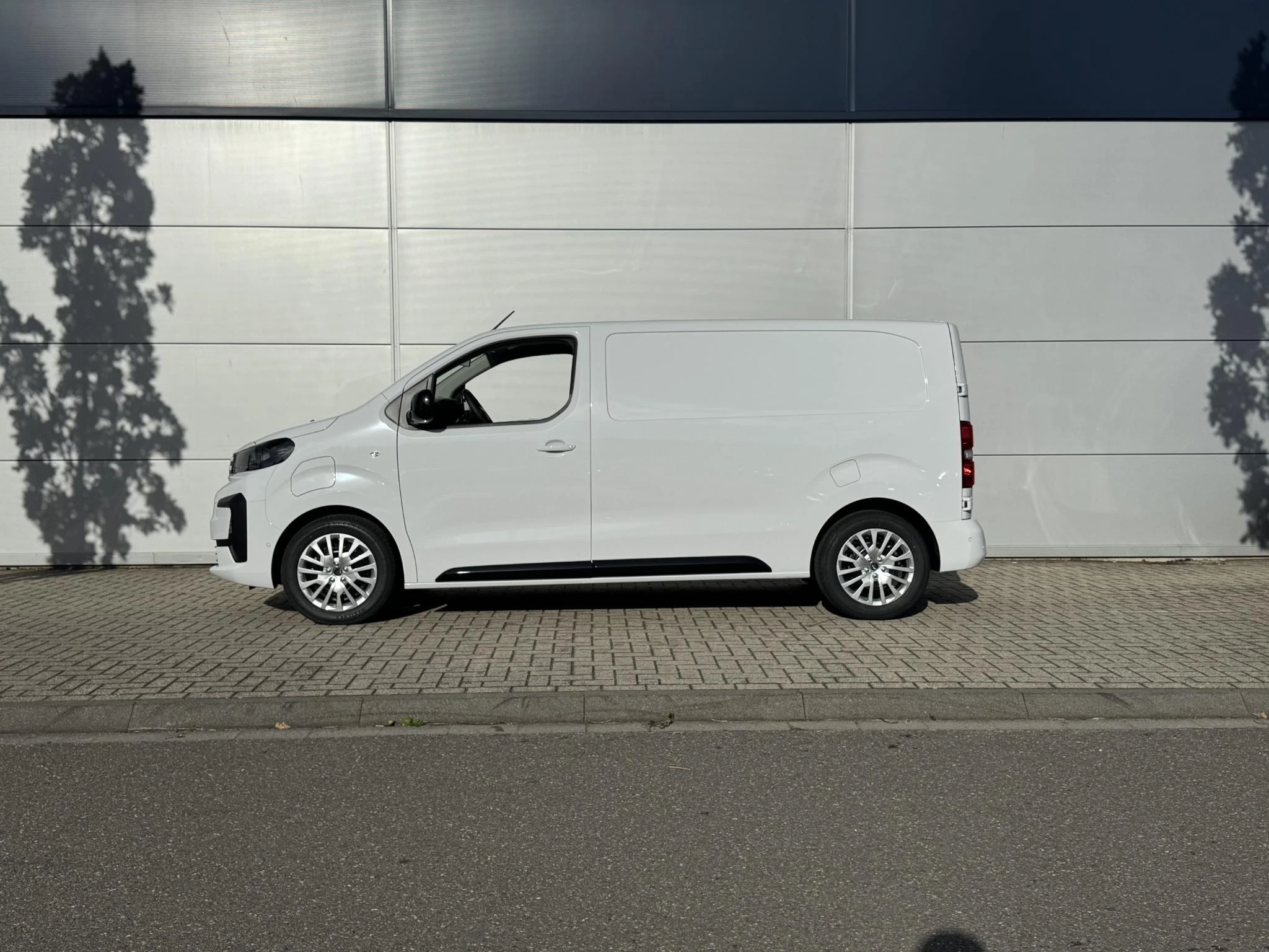 Peugeot-e-Expert-image-2