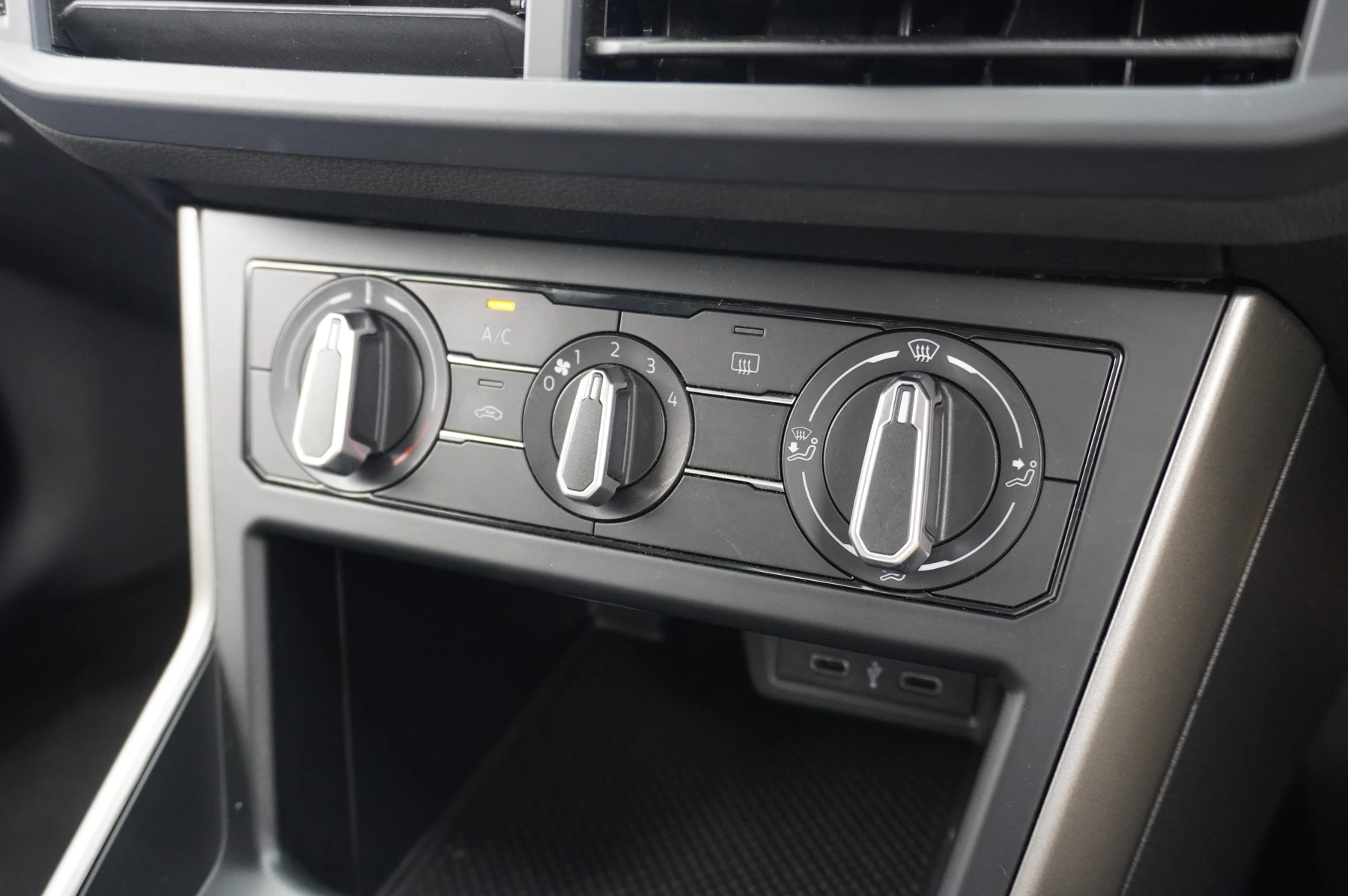 Volkswagen-Polo-image-19