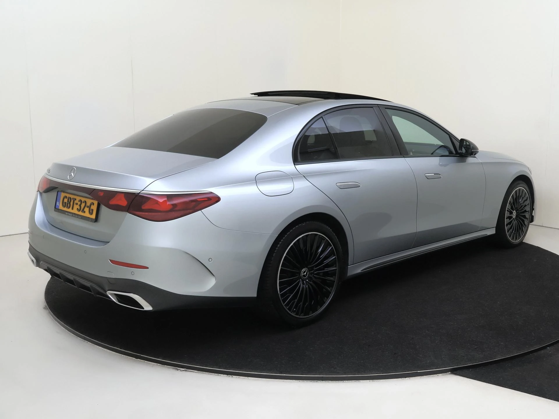 Mercedes-Benz-E-Klasse-image-3