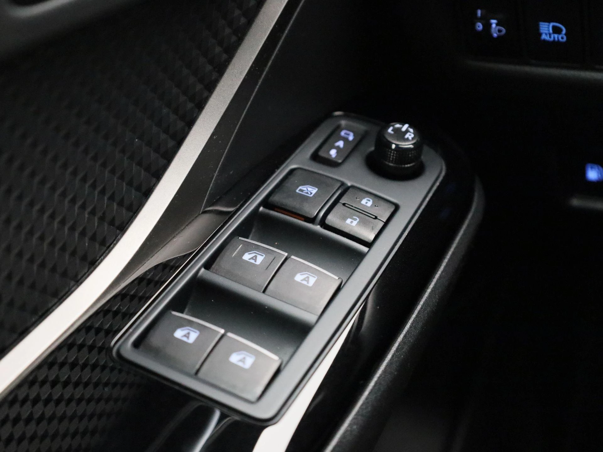 Toyota-C-HR-image-28