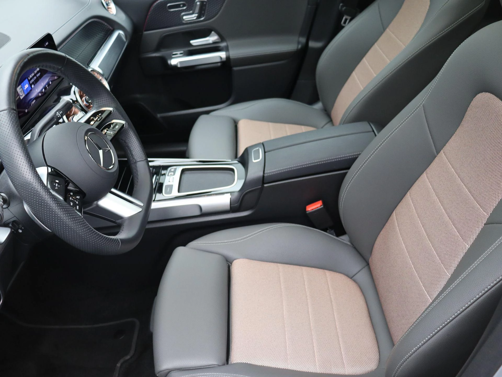 Mercedes-Benz-EQB-image-12