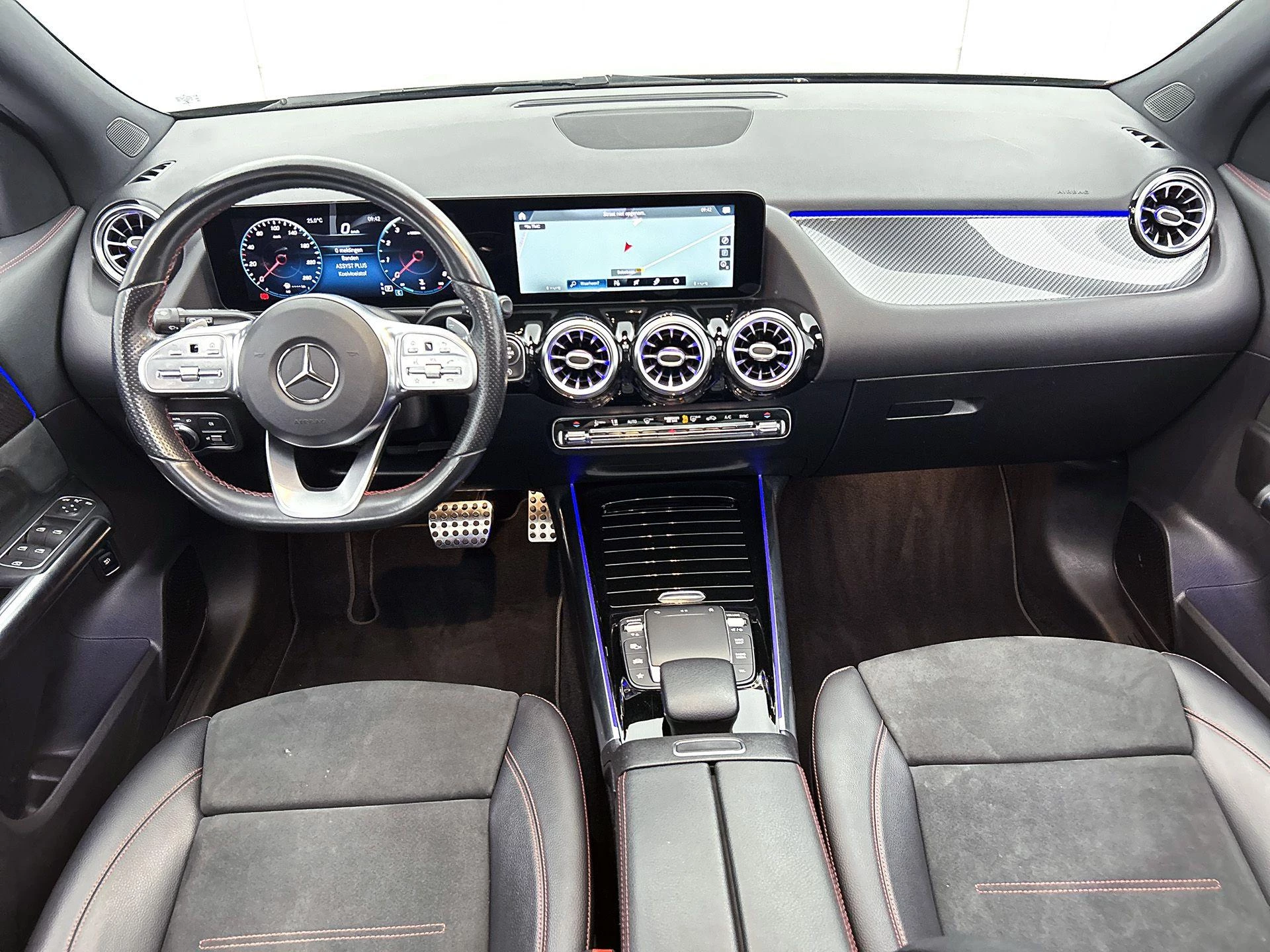 Mercedes-Benz-GLA-image-23